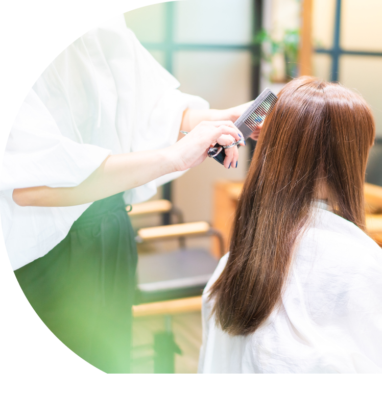 美容師がお客様の髪をカットしている様子